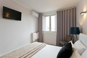 um quarto de hotel com uma cama e uma janela em Oporto Comfort Charming Cedofeita em Porto