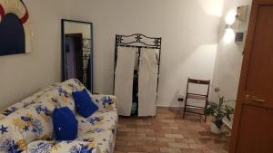 een woonkamer met een bank en een spiegel bij Lighthouse Taranto in Taranto