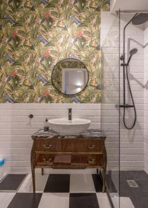 a bathroom with a sink and a mirror at Aguirre apartment by People Rentals in Bilbao