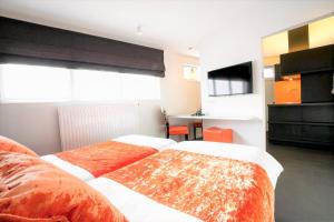 マルメディにあるオテル　エスプリ　サンのベッド2台とデスクが備わるホテルルームです。