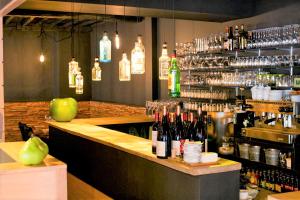 een bar met een stel flessen wijn bij Hotel L'Esprit Sain in Malmedy