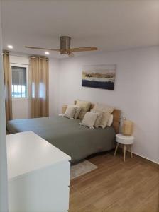 um quarto com uma cama com almofadas em Precioso Apartamento en San Fernando em San Fernando