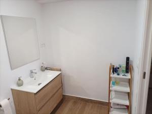 a bathroom with a sink and a mirror at Precioso Apartamento en San Fernando in San Fernando