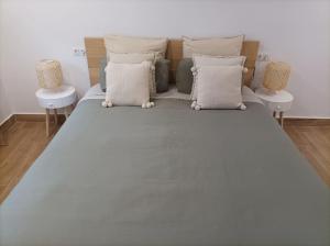 サン・フェルナンドにあるPrecioso Apartamento en San Fernandoの白い大型ベッド(枕付)