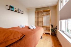 een slaapkamer met een bed met twee handdoeken erop bij Railway Forge Loft in Haarlem