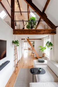 een woonkamer met een witte bank en een aantal planten bij Railway Forge Loft in Haarlem