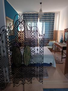 1 dormitorio con 1 cama y puerta de hierro forjado en Ada Rooms en Locogrande