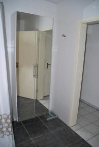 espejo en el baño con 2 puertas en FeWo Walburga, en Roßbach