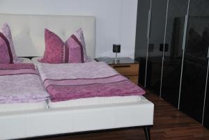 1 dormitorio con 2 camas y almohadas rosas en FeWo Walburga, en Roßbach