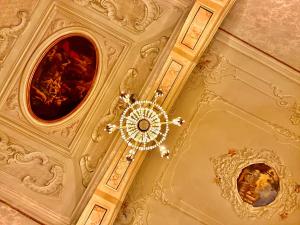 un plafond d'un bâtiment avec un lustre dans l'établissement Casa Santangelo Suites, à Salerne