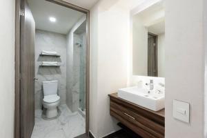 a bathroom with a toilet and a sink and a shower at Céntrico Loft a Pasos de Paseo de la Reforma 2 in Mexico City