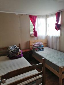 een slaapkamer met 2 stapelbedden en een raam bij Hospedaje familiar johana in Puerto Montt