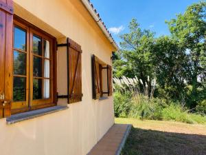 的住宿－Refugio en el Parque natural del Montseny，一面有窗户的建筑