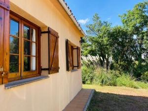 ein Gebäude mit einem Seitenfenster in der Unterkunft Refugio en el Parque natural del Montseny 