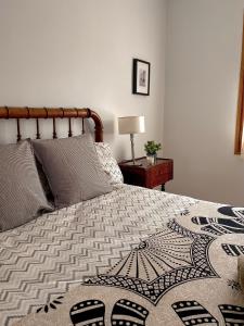 ein Schlafzimmer mit einem Bett mit einem Teppich darauf in der Unterkunft Refugio en el Parque natural del Montseny 