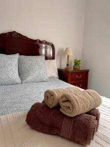 的住宿－Refugio en el Parque natural del Montseny，一间卧室配有一张床,床上有毛巾