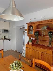 een keuken en eetkamer met een grote houten kast bij Refugio en el Parque natural del Montseny 