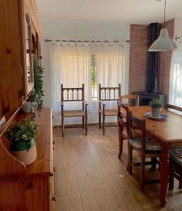 cocina y comedor con mesa y sillas en Refugio en el Parque natural del Montseny, 