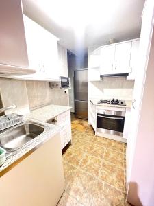 Kuchyň nebo kuchyňský kout v ubytování Centro Alicante apartamento entero
