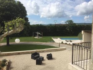 vistas a un patio con piscina en Domaine Chamarel, en Saint-Paulet-de-Caisson