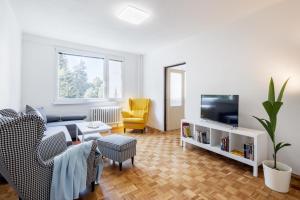 uma sala de estar com um sofá e uma televisão em Apartman JakoDoma em Ceská Lípa