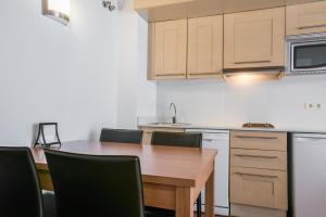 Kuchyňa alebo kuchynka v ubytovaní Apartamentos SNÖ Mont Romies Unhola