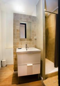 Ένα μπάνιο στο Appartement élégant et lumineux pour 4 personnes à Antibes by Weekome