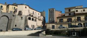 een groep gebouwen met op straat geparkeerde auto's bij La Casa di Amelia in Ruviano