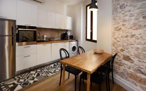 Η κουζίνα ή μικρή κουζίνα στο Appartement élégant et lumineux pour 4 personnes à Antibes by Weekome