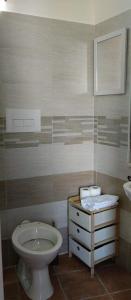 een badkamer met een toilet en een wastafel bij La Casa di Amelia in Ruviano