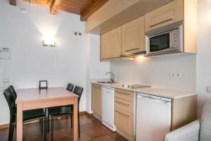 Kuchyňa alebo kuchynka v ubytovaní Apartamentos SNÖ Mont Romies Unhola