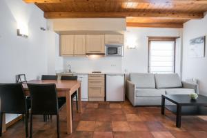 Kuchyňa alebo kuchynka v ubytovaní Apartamentos SNÖ Mont Romies Unhola