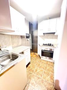 Kuchyň nebo kuchyňský kout v ubytování Centro Alicante apartamento entero