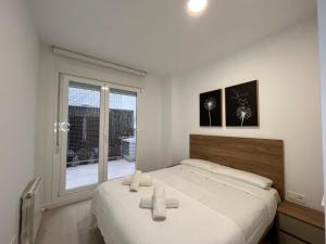 um quarto com uma cama grande e uma janela em Apartamento Horta de Santa Maria em Cambrils