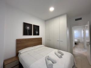 um quarto com uma cama com duas toalhas em Apartamento Horta de Santa Maria em Cambrils