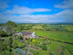 een luchtfoto van een huis in een veld bij The Smithy in Hay-on-Wye