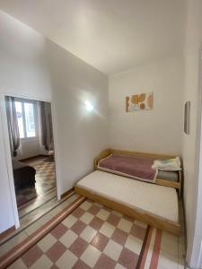 een kleine slaapkamer met een bed in een kamer bij appartement climatisé,IDEALEMENT SITUE 100m du vieux port. in Bastia