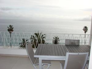 カンヌにあるCannes Sea Viewの海を望むバルコニー(テーブル、椅子付)