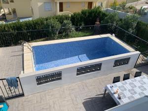 a large swimming pool in a backyard at Chalet Jamaica 2 in Peniscola