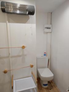 ラヴラネにあるLe Gargantuaのバスルーム(白いトイレ、暖房付)
