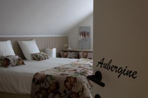 1 dormitorio con 1 cama con colcha de flores en B&B Bergdal, en Gits