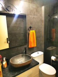 a bathroom with a sink and a toilet at Apartamento a 5 minutos distancia de playa en Puerto de Sagunto -Full Apartment -120m2 in Puerto de Sagunto