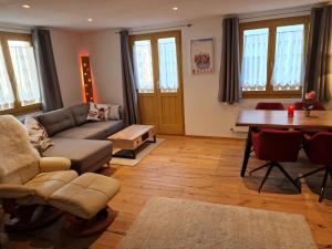 a living room with a couch and a table at Chalet-Daheim-Fiesch 3,5-Zimmerwohnung in Fiesch