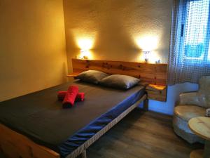 a bed in a room with two red pillows on it at Apartamento a 5 minutos distancia de playa en Puerto de Sagunto -Full Apartment -120m2 in Puerto de Sagunto