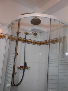 eine Dusche im Bad mit einer Treppe in der Unterkunft Habitación en costa vasca a 7 minutos de la playa in Mutriku