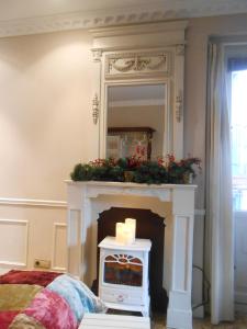 a living room with a fireplace with a mirror at Habitación en costa vasca a 7 minutos de la playa in Mutriku