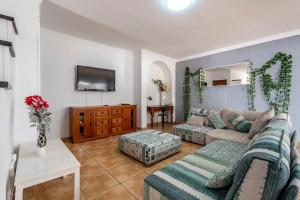 salon z kanapą i telewizorem w obiekcie Villa Paraíso w Corralejo