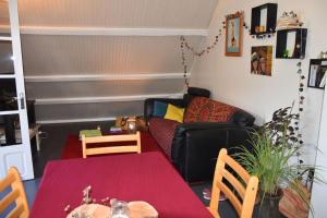 een woonkamer met een tafel en een bank bij le Strelitzia 1 in Cilaos