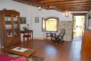 sala de estar con mesa y sillas en CASALE SPOLETO en Spoleto