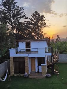 una casa con una puesta de sol en el fondo en Tiny house with amazing view en Arusha